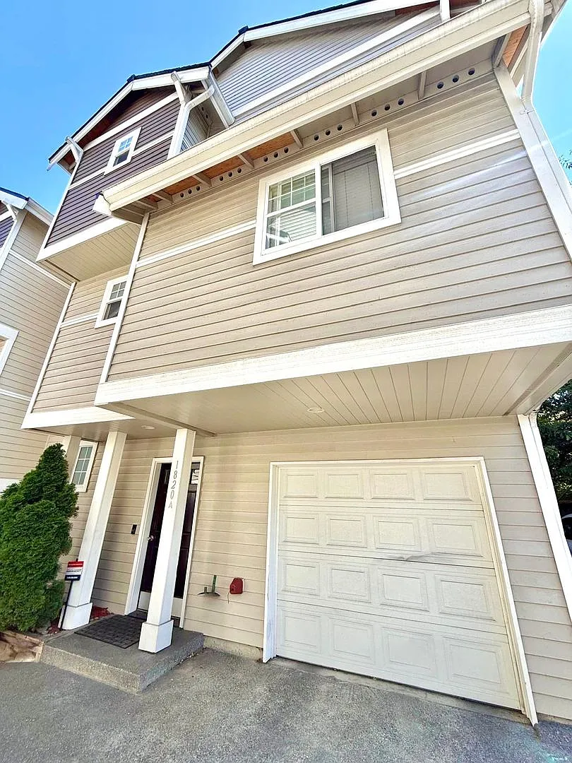Prime Central District Location with Easy City Access — Photo 1