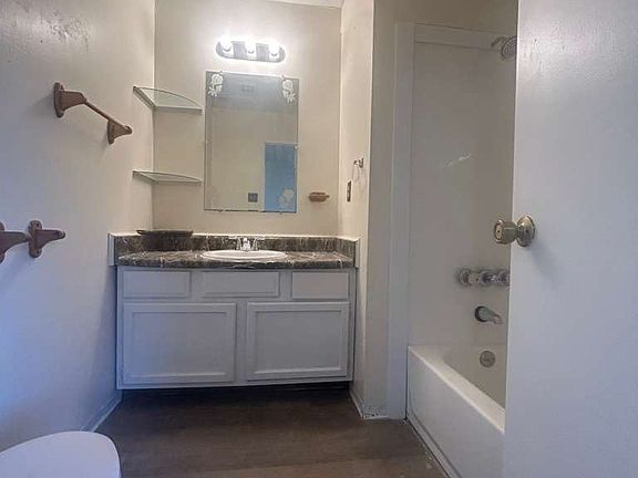 3rd image of 1817 Victoria Dr