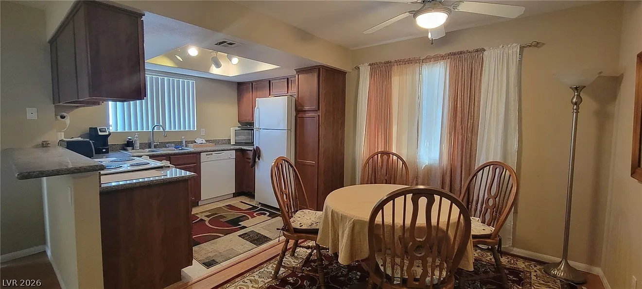 2 bed, 2.0 bath, 908 sqft, $1,350 — Photo 4