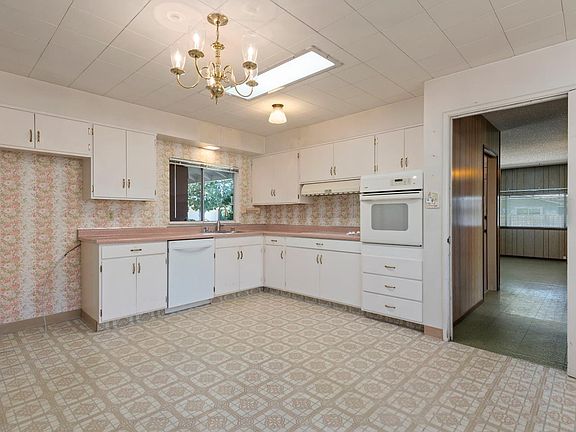 5th image of 1056 Kildare Ave