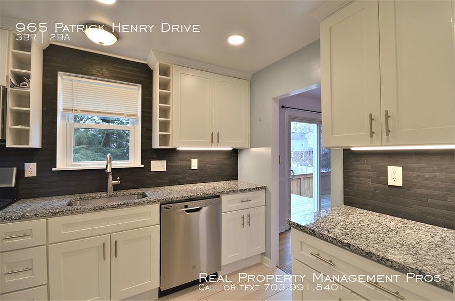 1st image of 965 Patrick Henry Dr