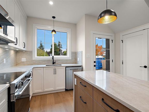 4th image of 954 Preston Way #101