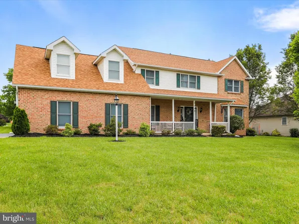 2045 Farmall Dr, Greencastle, PA 17225