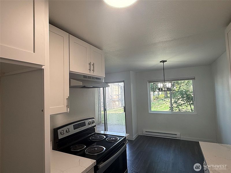 5th image of 2020 Grant Avenue S #J102