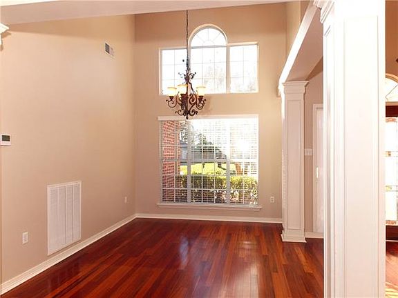 4th image of 143 Woodcrest Dr