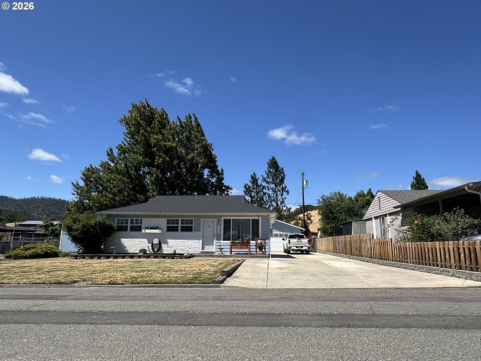 1st image of 946 E 4th Ave