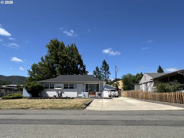 946 E 4th Ave, Riddle, OR 97469