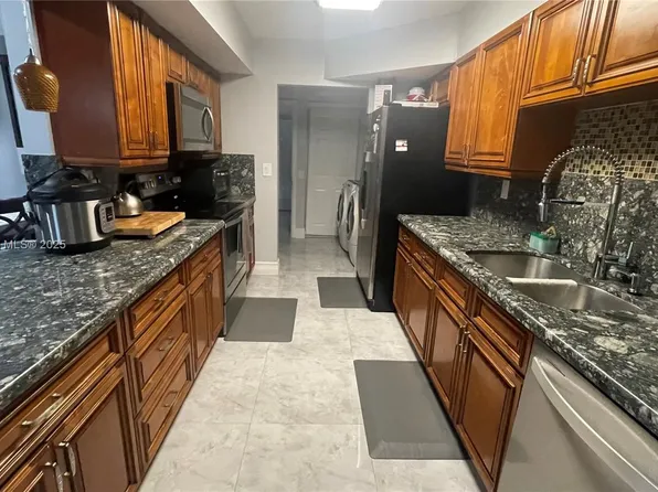 11040 S Lakeview Dr, Pembroke Pines, FL 33026