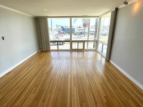 3rd image of 3901 E Livingston Dr
