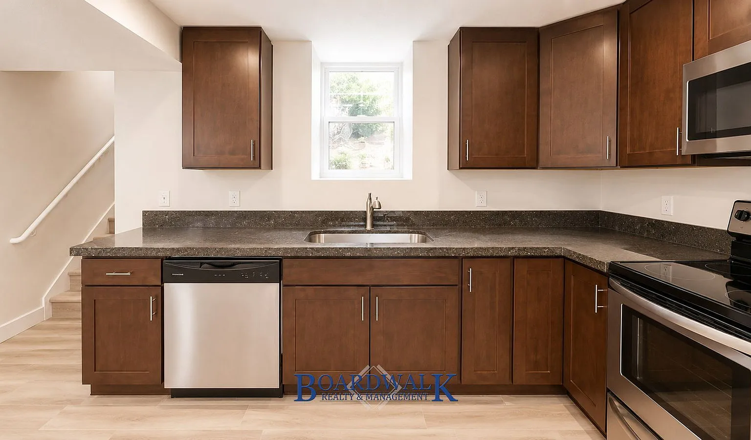3 bed, 1.0 bath, 1300 sqft, $1,850 — Photo 3