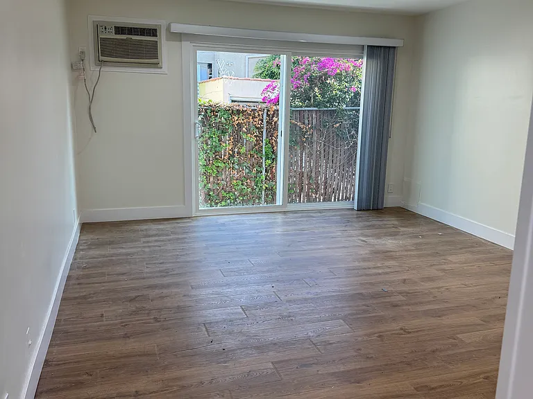 1042 S Shenandoah St #102 — Photo 3