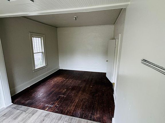 3rd image of 1122 E 1ST Street
