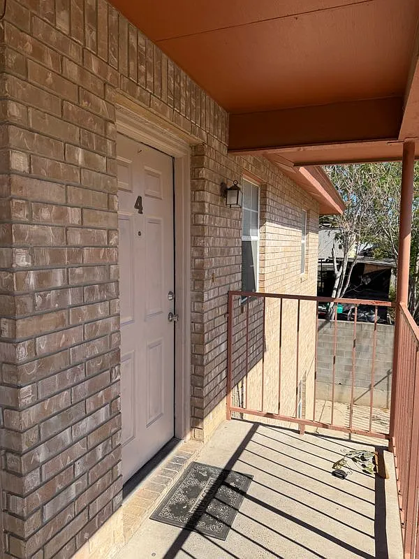 2 bed, 1.0 bath, 764 sqft, $850 — Photo 2
