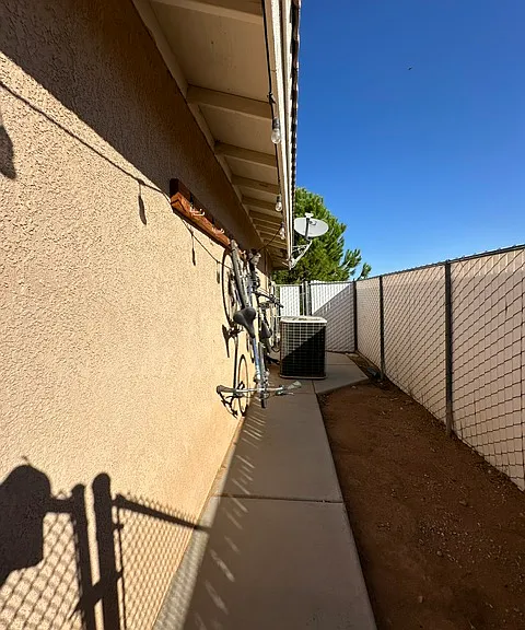 Side gate AC/unit