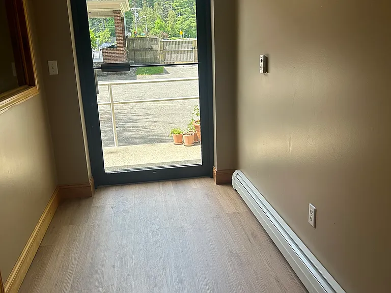 611 Glen St #B — Photo 3