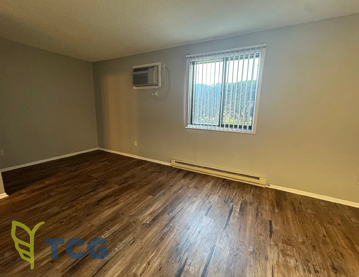 Building Photo - 2402 Marquette Rd #9