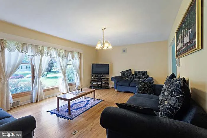 318 Oak Ln — Photo 4