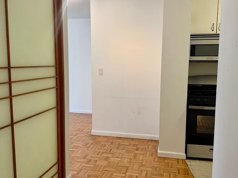 403 E 62nd St #3D — Photo 2
