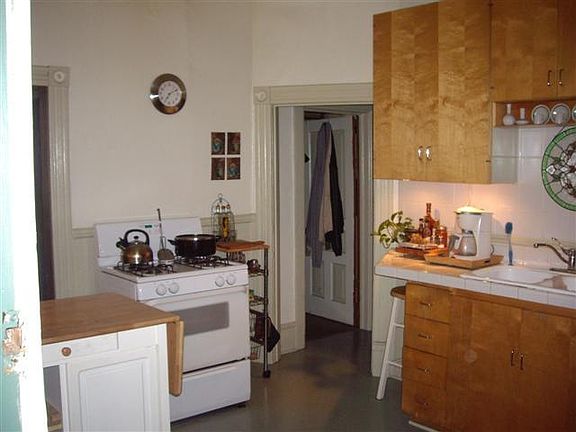 3rd image of 209 W 33rd St #1