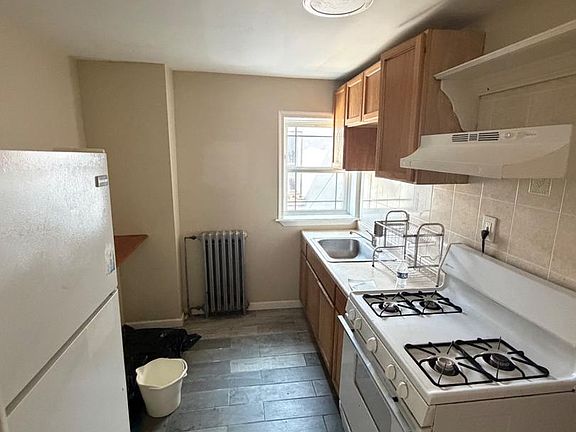 2nd image of 523 Dickinson St