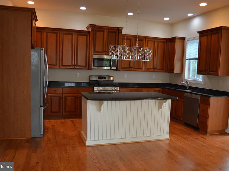 806 Wren Ln — Photo 9