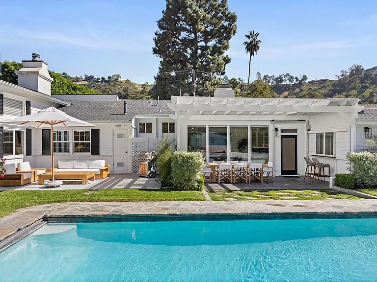 Embrace the harmonious blend of indoor and outdoor living in this inviting outdoor space.