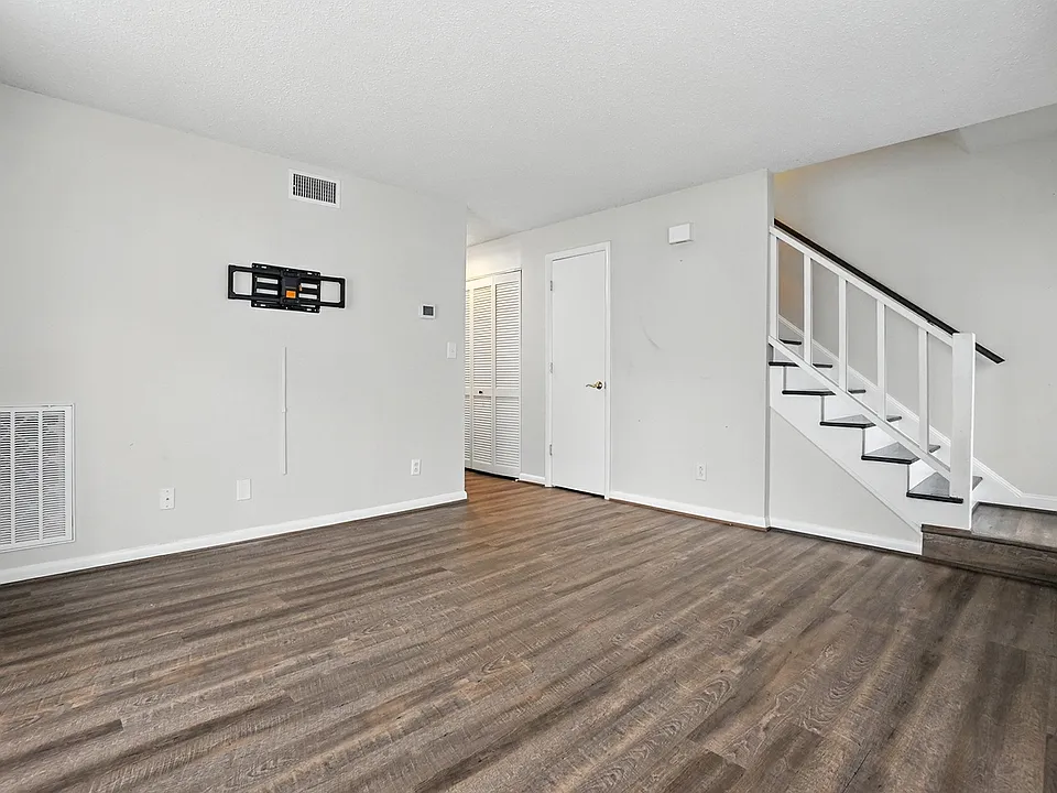 1101 Surry Ln #1BLDNG-911