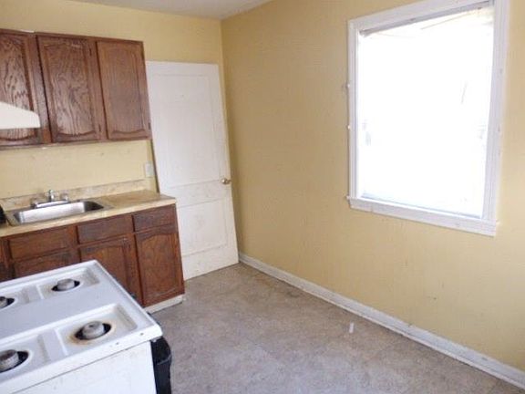 4th image of 2664 Van Buren St