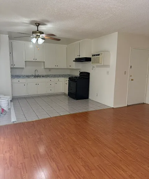 6660 Woodman Ave #201 — Photo 2