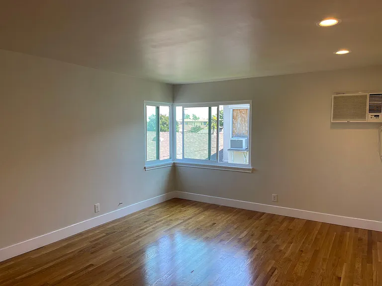 203 1/2 S Bushnell Ave — Photo 5