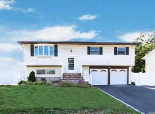 4 Balfour Path, Holbrook, NY 11741