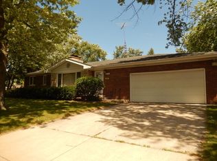824 Summit Dr, Lockport, IL