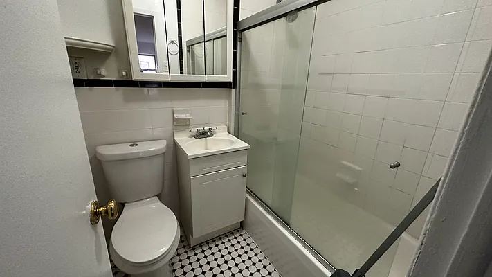 Rented by HOLTON REAL ESTATE INC. | media 17