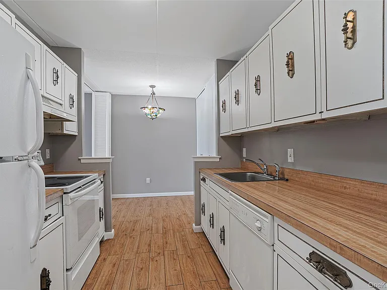 200 High Point Dr #Penthouse 6 — Photo 4