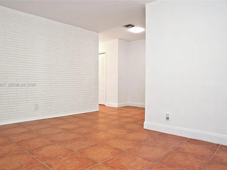 304 SE 9th Ct #6 — Photo 4