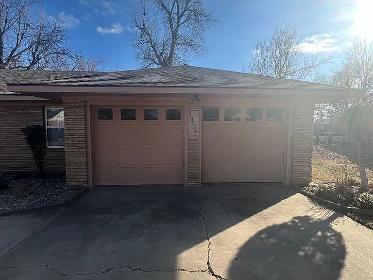 1404 Melrose Dr — Photo 3