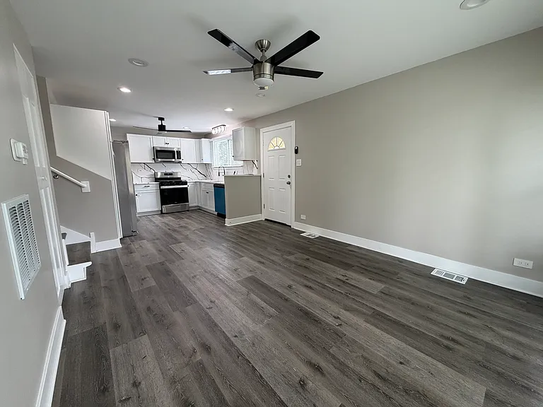 527 W 16th Pl — Photo 4