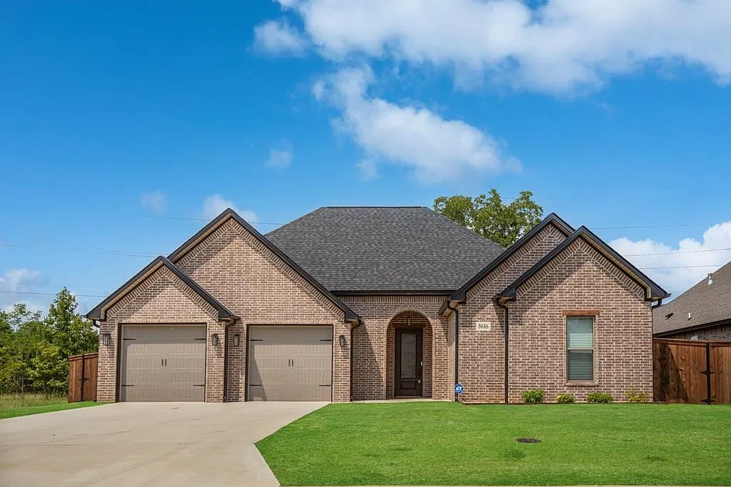 3 bed, 2.0 bath, 1883 sqft, $3,150 — Photo 1