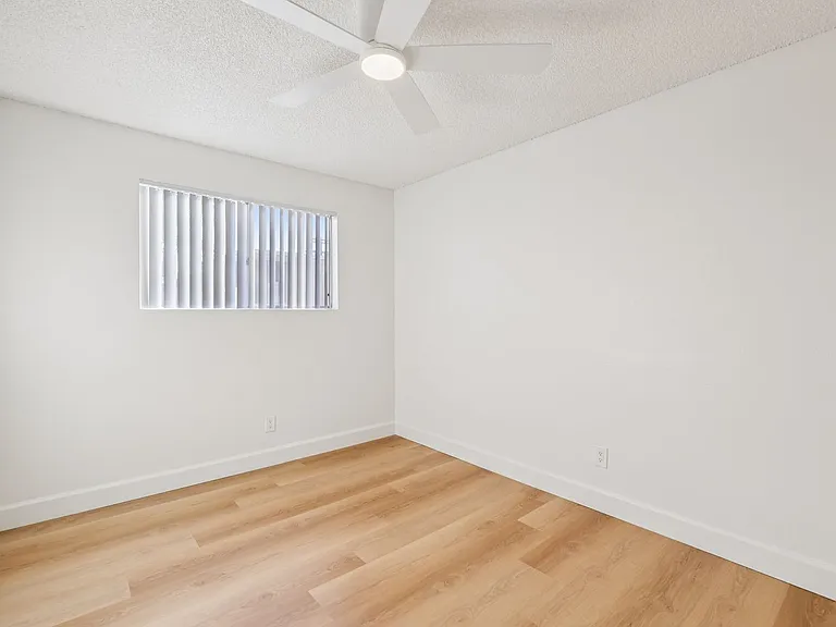Bella Vista Apartments — Photo 71