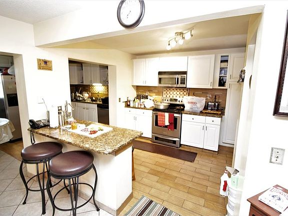 3rd image of 4915 Edmee Cir