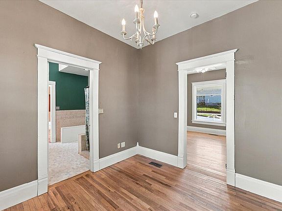 5th image of 902 Main St