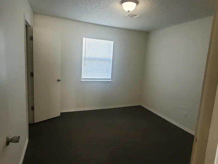 1605 Bluejay Ln — Photo 3