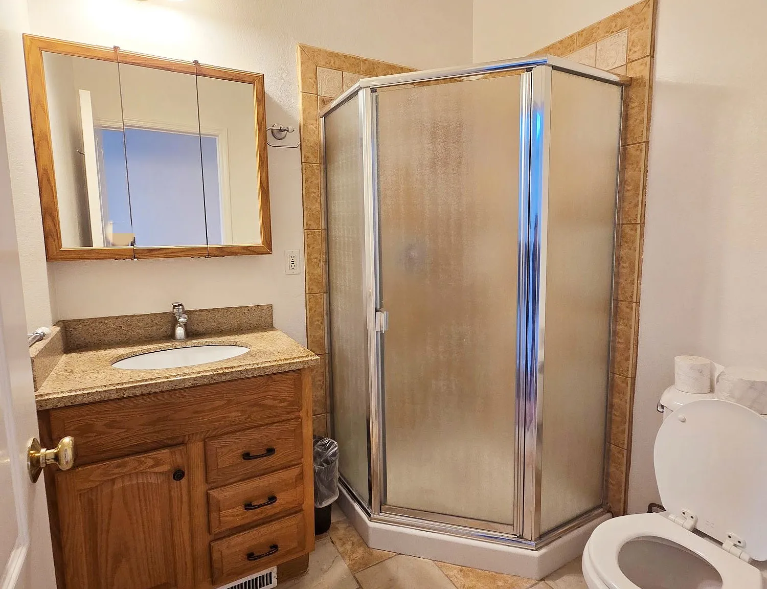 7 bed, 2500 sqft, $1,100 — Photo 3