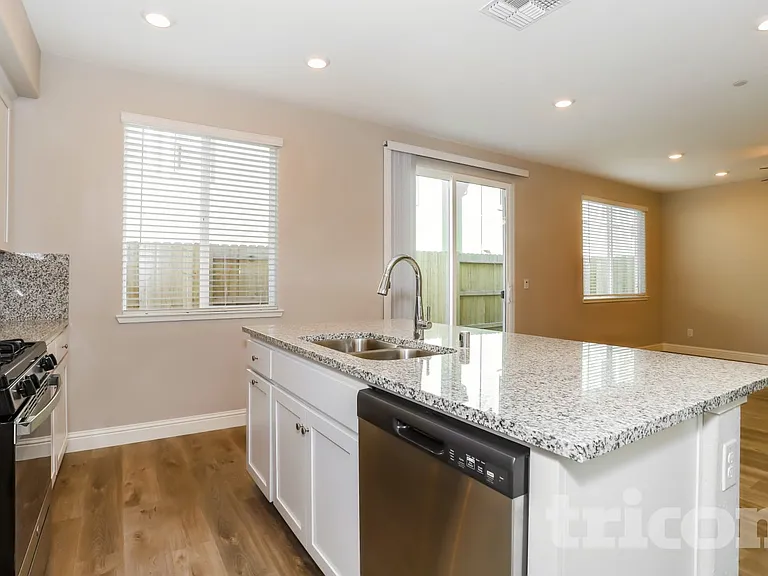 1262 Victorian St — Photo 4