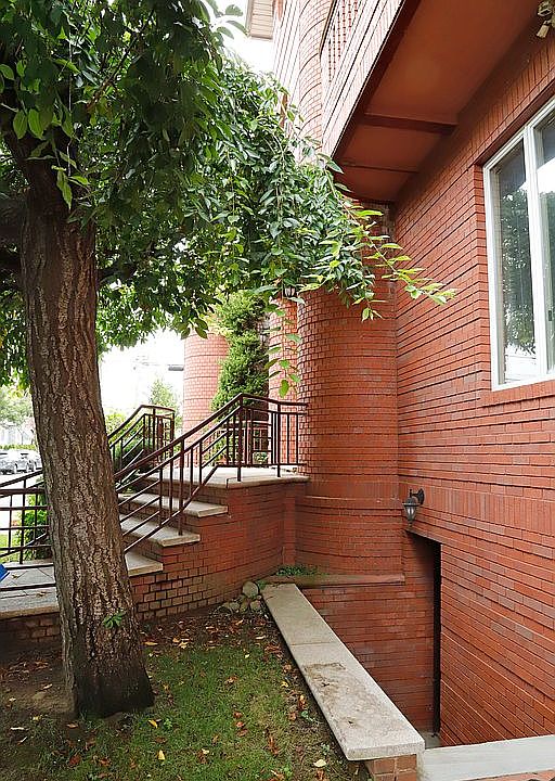 1st image of 2001 E 13th St