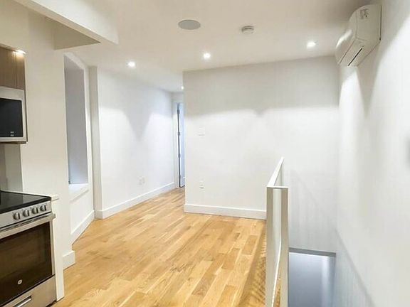4th image of 226 E 95th St APT 201