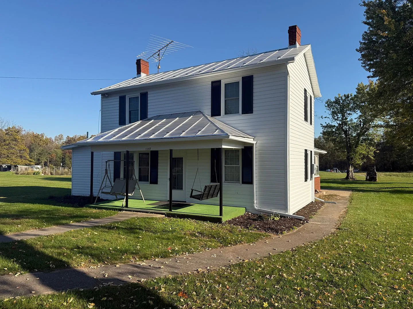 Country Charmer in Clover Hill in Dayton Spacious 2-Bedroom Home with Beautiful Views! — Photo 2