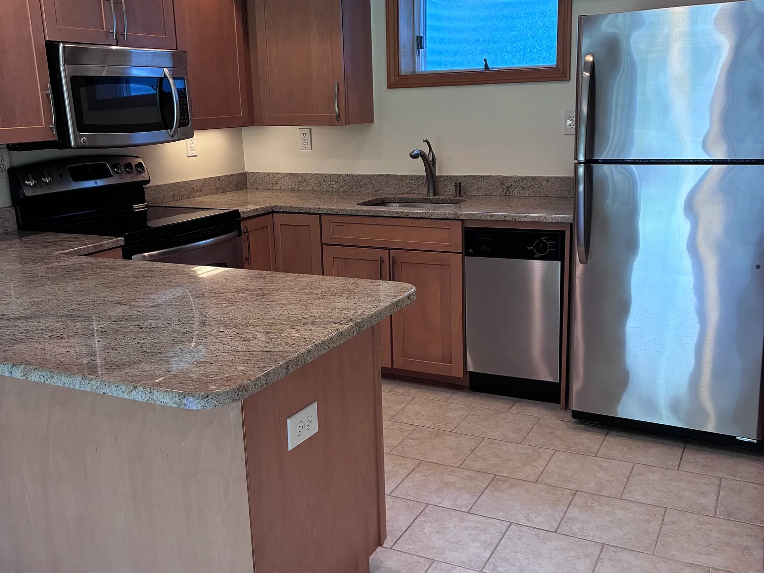 1 bed, 574 sqft, $2,000 — Photo 2