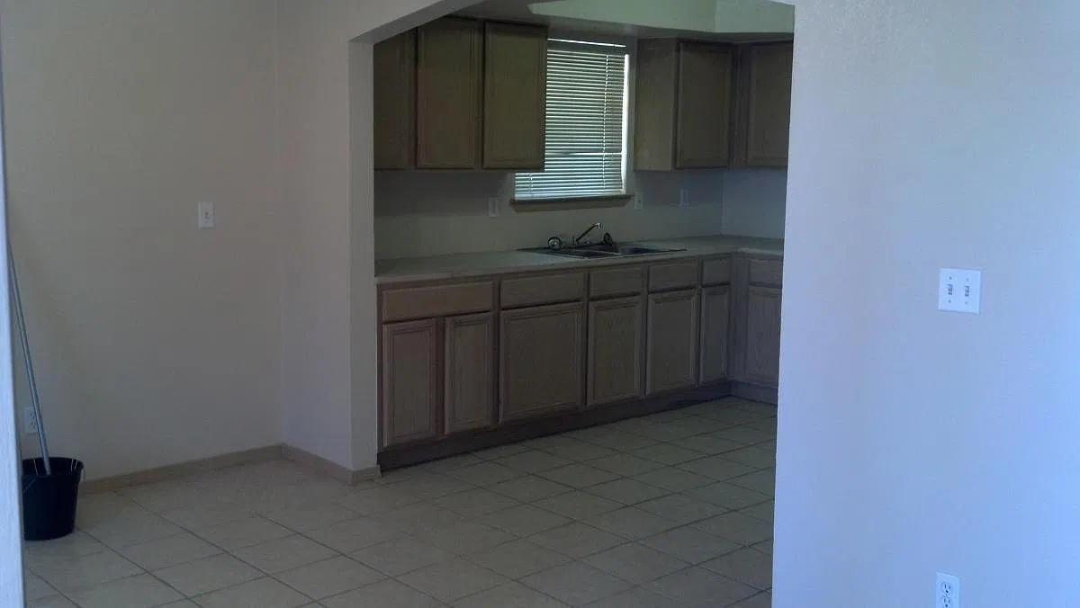 3 bed, 2650 sqft, $1,750 — Photo 4