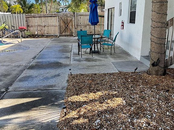 2nd image of 910 NE 7th Ave APT 1